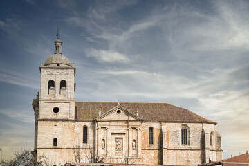Fototapeta na wymiar Vista alejada de la iglesia de Santiago en la localidad de Cigales, provincia de Valladolid, de estilo herreriano y renacentista siglo XVI a siglo XVII