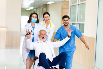 Obraz premium Cheerful doctor colleagues having fun in hospital. Cheerful doctor and nurse relax after work.