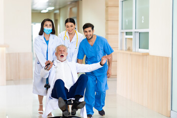 Obraz premium Cheerful doctor colleagues having fun in hospital. Cheerful doctor and nurse relax after work.