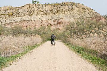 Obraz premium Person riding a bike at the mountains