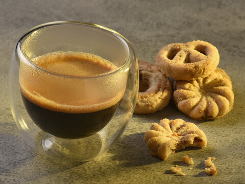 Caf&eacute; com biscoitos