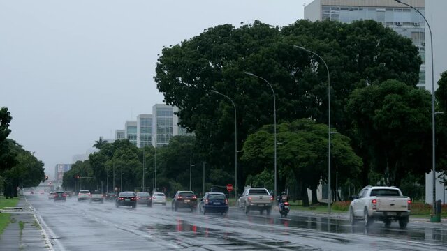 Cars traveling on a rainy day on the N1 road of the monumental axis in Bras&iacute;lia, DF, Brazil