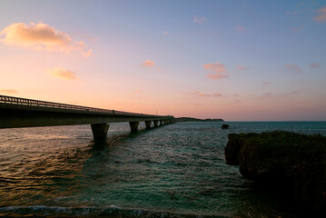 沖縄宮古島の夕焼けに染まる池間大橋
