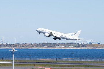 青空を背景に羽田空港を離陸する飛行機