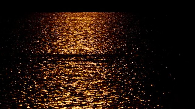 Mar com luz do sol ao entardecer / Sea with sunlight at dusk