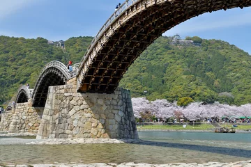 Papier Peint photo Le pont Kintai 錦帯橋と満開の桜並木