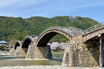 Papier Peint photo autocollant Le pont Kintai 錦帯橋と満開の桜並木