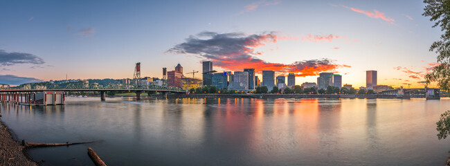 Fototapeta premium Portland, Oregon, USA skyline at dusk on the Willamette River.
