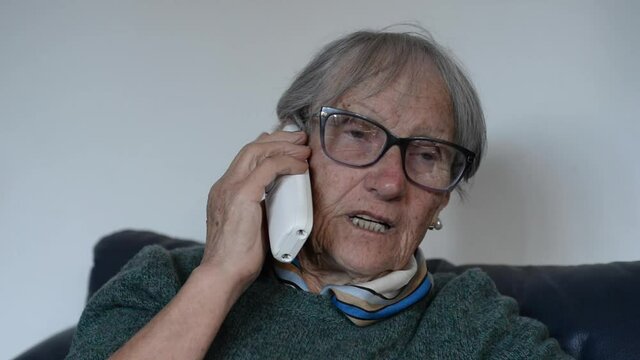 donna anziana parla al telefono