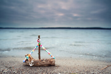 Holzboot am Strand