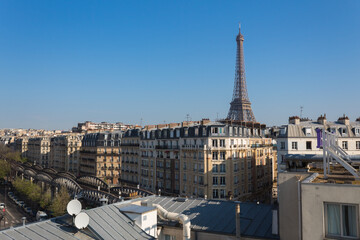 Fototapeta na wymiar Eiffel tower behind the houses