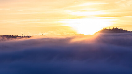 Sonnenaufgang über den Wolken