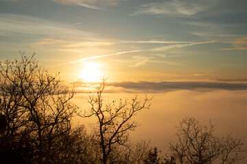 Fototapeta na wymiar Moselschleife, Über den Wolken, Nebel