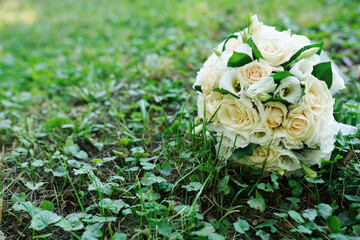 Obraz na płótnie Canvas still life with wedding bouquet on green grass nature background