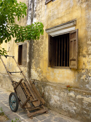 Fototapeta na wymiar Hand-pulled cart in an alley in Hoi An's old town