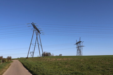 Pylônes électriques haute tension sur fond de ciel bleu, département du Rhône, France