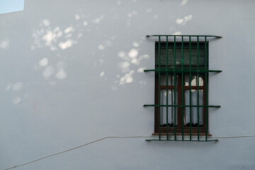 Ventana en pared blanca de una casa en andalucia