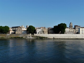 Obraz premium Häuserzeile mit Rhone in Arles / Frankreich