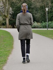 Mädchen von hinten im Park
