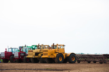 Obraz premium Agricultural tillage in spring
