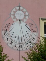 BOLESŁAWIEC , POLSKA -ZEGAR SŁONECZNY NA RATUSZU