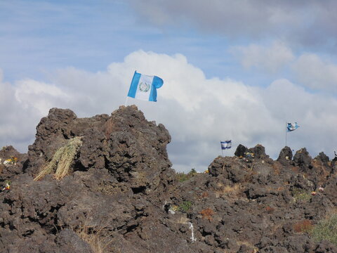 Bandera De Guatemala En La Montaña