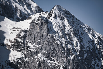 Obraz premium snow covered mountain peaks