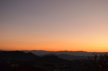 Atardecer entre montañas