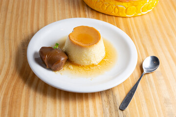 flan casero on dulce de leche