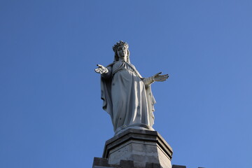 La madone &eacute;rig&eacute;e en 1897 au dessus du village, ville de Mions, d&eacute;partement du Rh&ocirc;ne, France