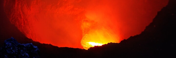 Fototapeta na wymiar Au bord du cratère Santiago sur le volcan Masaya au Nicaragua