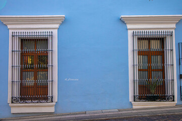 Fachada azul minimalista-Centro historico de Oaxaca
