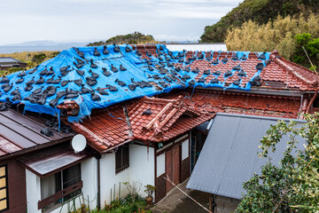 台風の通過により屋根に損傷を受けた家屋、房総半島