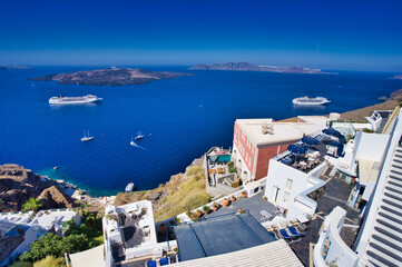 ギリシャのサントリーニ島イアにて、青空と青い海