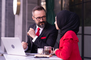 Muslim women business dress-wearing hijab and Businessman Caucasian Offer opinions about the business successfully.
