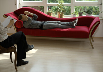 Patient und Therapeutin Psychoanalyse Therapie Psychotherapie therapieren in Praxis Psychologe