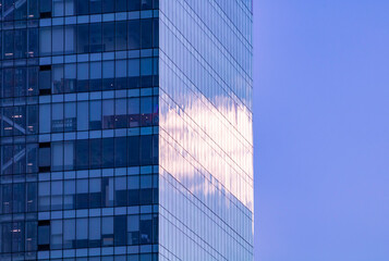 Fototapeta na wymiar modern office building with sky reflections