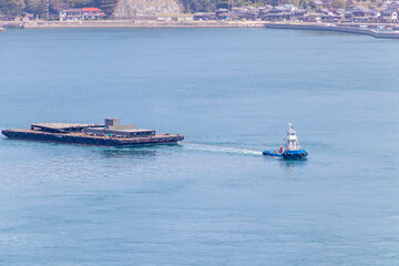 頑張って引っ張るタグボート