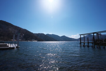 晴天の日の春先の美しい湖