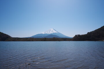 春を待つ美しい山