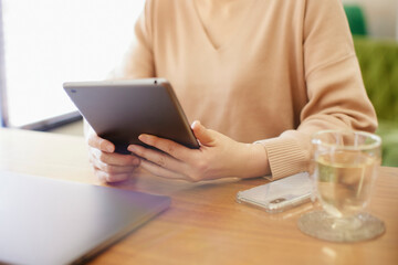 タブレット端末を操作する女性