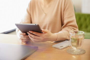 タブレット端末を操作する女性