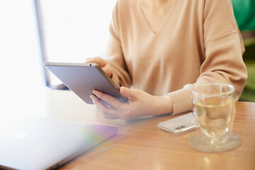 タブレット端末を操作する女性