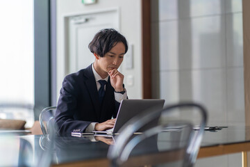 若い日本人ビジネスマン