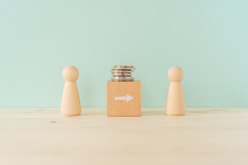 お金を貸す、借りる｜送金｜融資｜2体の人型オブジェと矢印の積み木とお金