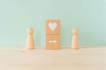 片思い｜告白｜ハートと矢印が書かれた積み木と2体の人型オブジェ