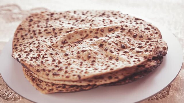 Matza shmura round for Easter seder rotates in a circle.