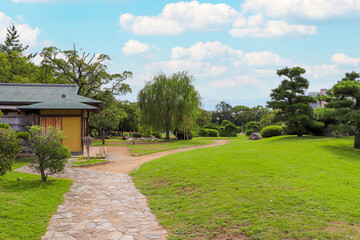 美しい緑の芝生が広がる明石城の日本庭園