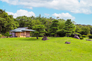 緑の芝生が広がる明石城の日本庭園