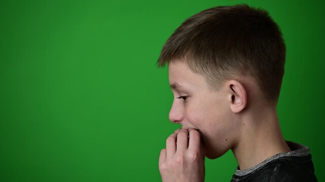 the child puts the plate on the upper curved teeth, aligning the curves of the upper teeth.